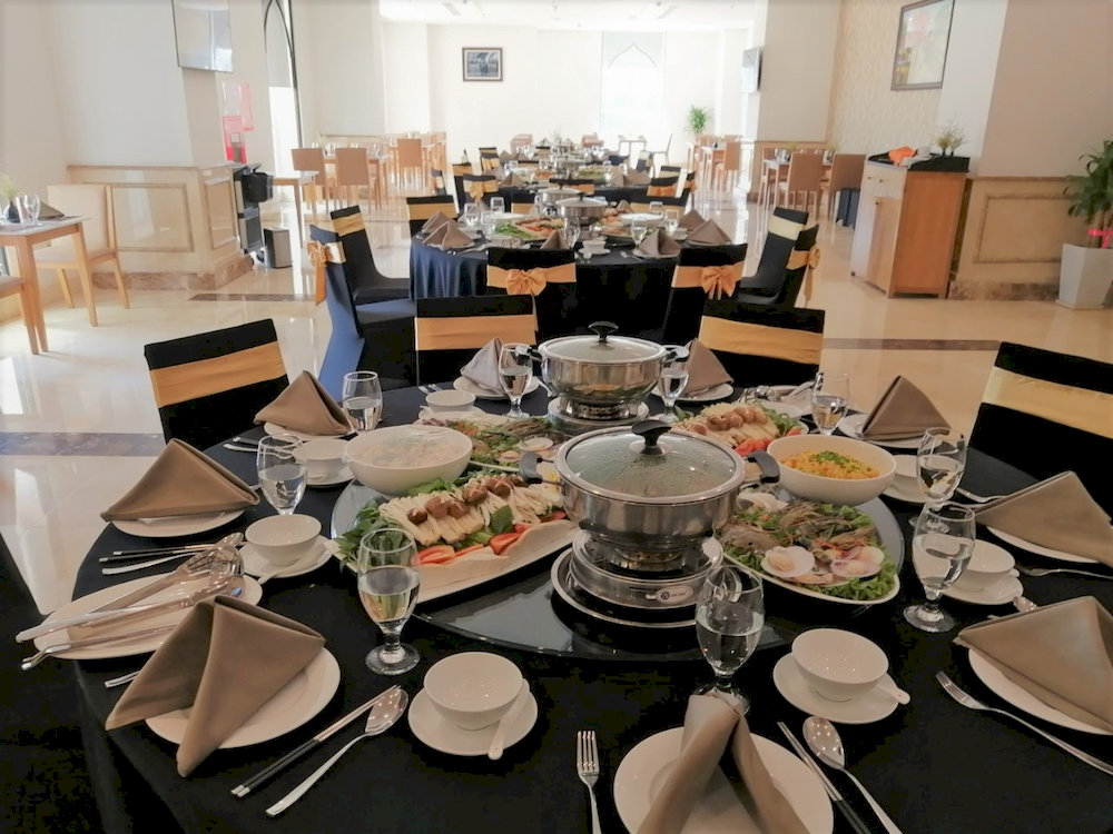 Belanga Bay Restaurant offers a comfortable setting with a fusion of Vietnamese and international halal dishes